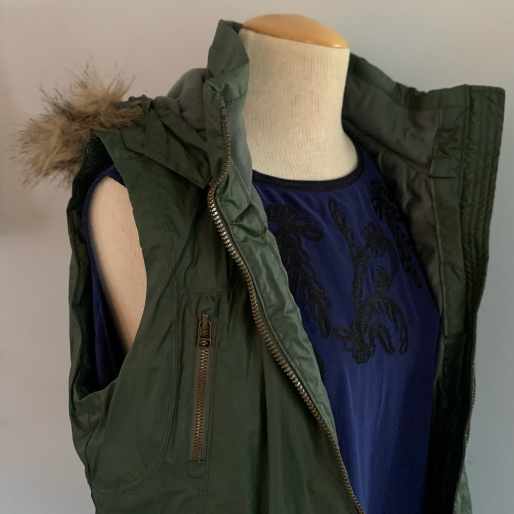 Athleta green Alpine Air Vest with removable faux fur collar Size medium - Picture 5 of 13